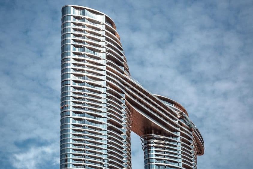 Edifício moderno futurista no centro de Dubai.
