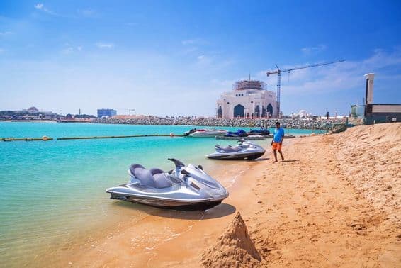 ABU DHABI, Emirados Árabes Unidos, aluguel de jet ski na praia.