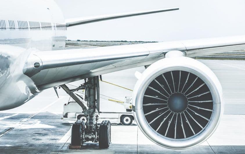 Motor, asa e rodas de uma aeronave.