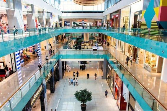 Vista de turistas e visitantes caminhando no Dubai Mall.