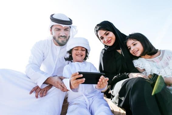 Uma criança assistindo a um desenho animado em um smartphone.