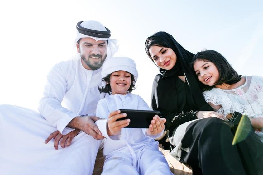 Uma criança assistindo a um desenho animado em um smartphone.