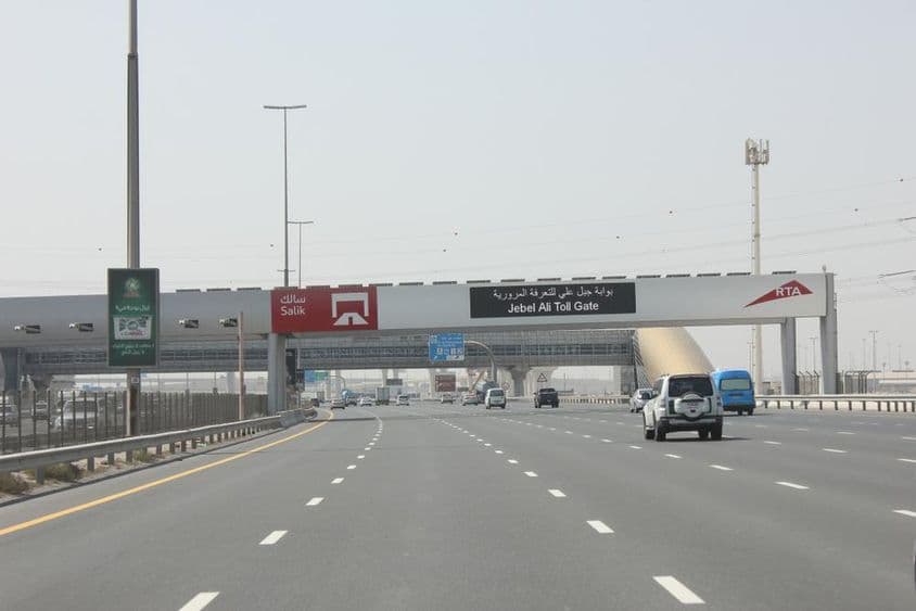 Veículos usando a Estrada Sheikh Zayed - a prestigiosa rodovia de Dubai.
