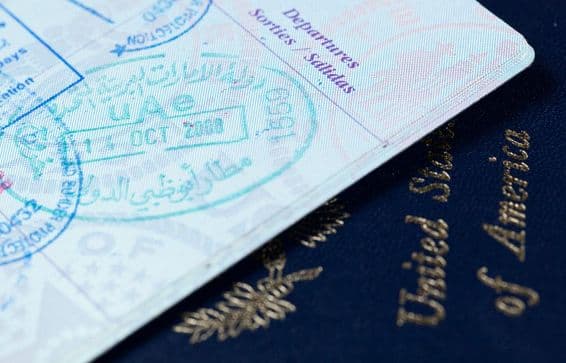 Carimbo de imigração em um passaporte americano.
