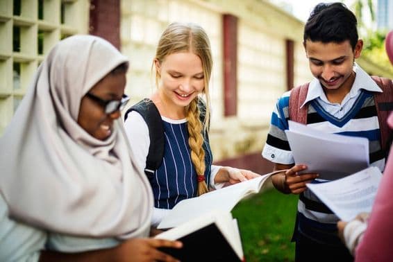 Crianças olhando os resultados dos exames.