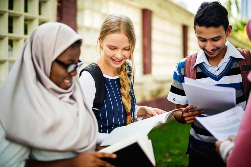 Crianças olhando os resultados dos exames.