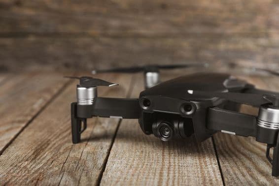 Quadricóptero drone com controle por rádio.