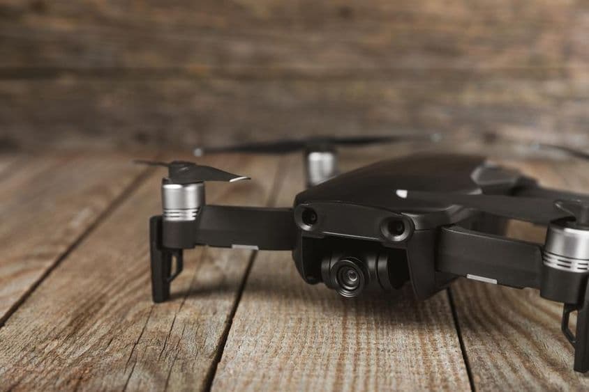 Quadricóptero drone com controle por rádio.