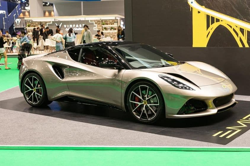 O LOTUS EMEYA com design de carro esportivo de luxo e estilo distinto.