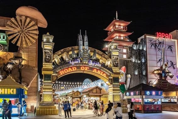O pavilhão Asia Road próximo à cidade de Dubai no Global Village.
