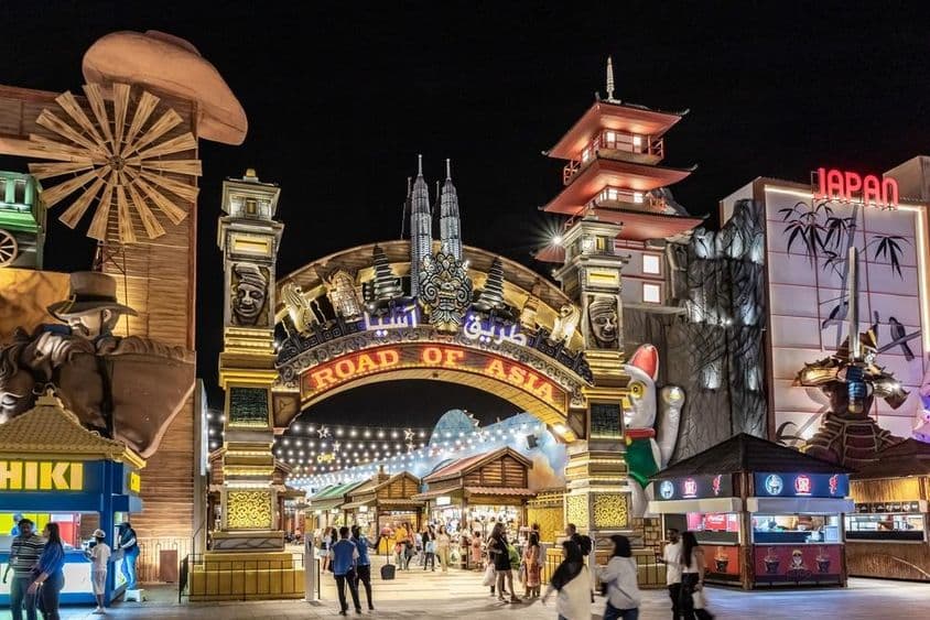 O pavilhão Asia Road próximo à cidade de Dubai no Global Village.