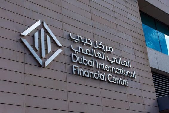 Placa e ícone do Centro Financeiro Internacional de Dubai (DIFC).