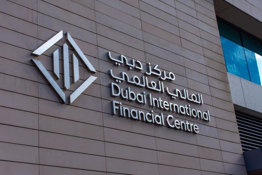 Placa e ícone do Centro Financeiro Internacional de Dubai (DIFC).