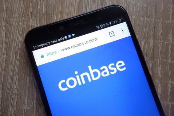 Site da empresa fintech Coinbase em um smartphone moderno.