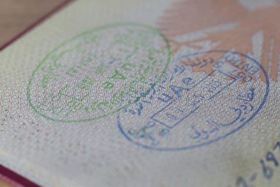 Carimbo de entrada e saída dos Emirados Árabes Unidos em um passaporte alemão.