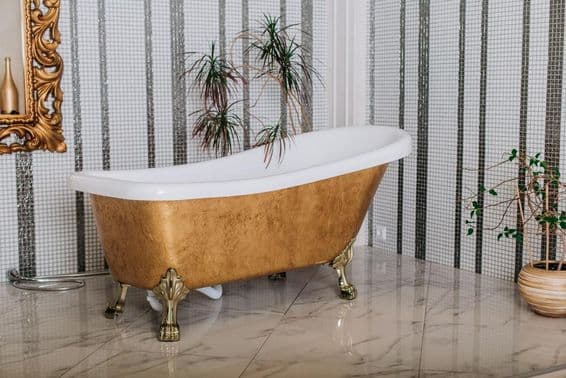 Banheiro de luxo moderno e clássico em estilo dourado.