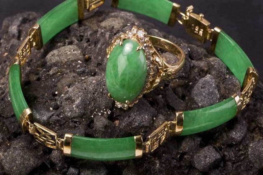 Anel e pulseira de jade imperial birmanês verde.
