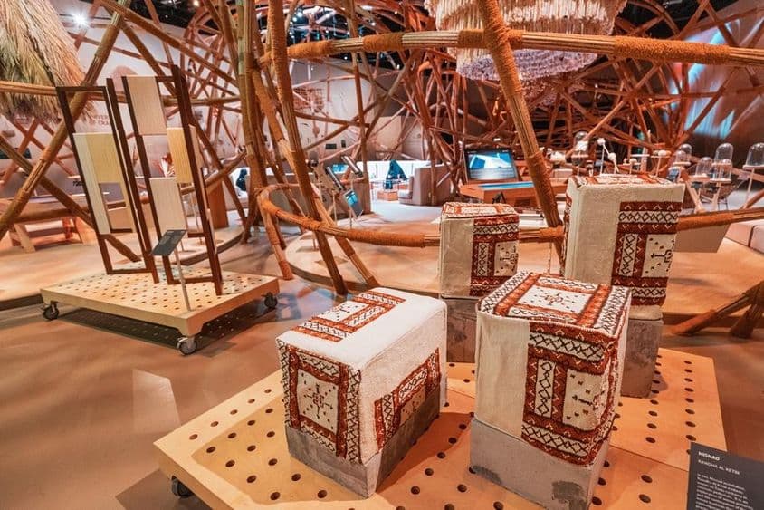 Explorando a herança cultural dos EAU em um cenário de museu.