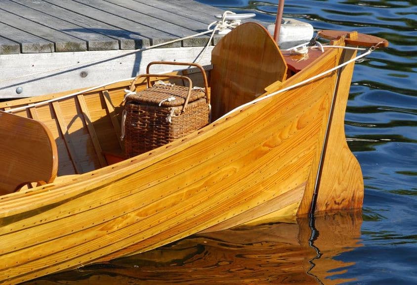 Barco antigo com cesta de piquenique na popa.