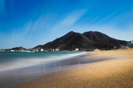 Praia de areia de Khor Fakkan.