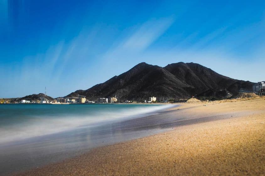Praia de areia de Khor Fakkan.