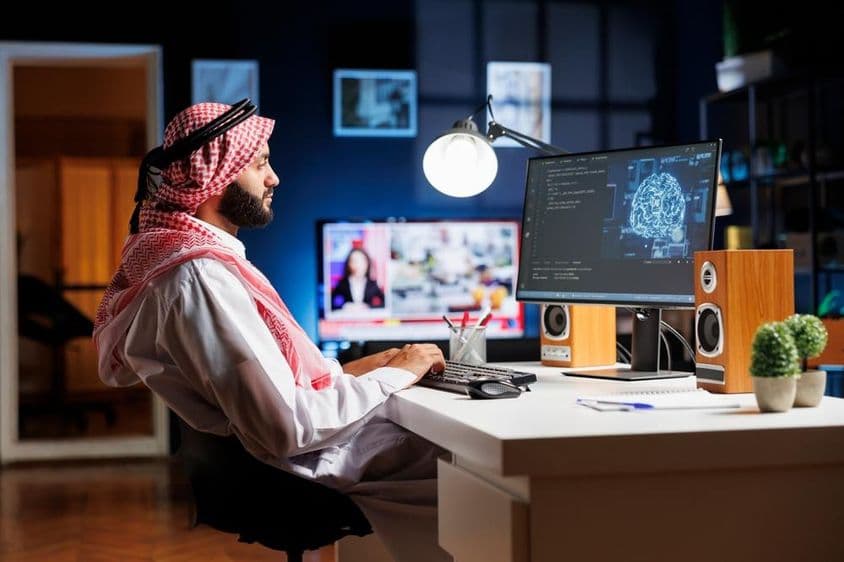Um homem profissional em traje árabe trabalhando em uma interface de usuário futurista.
