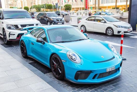 Dubai, Porsche azul no estacionamento.