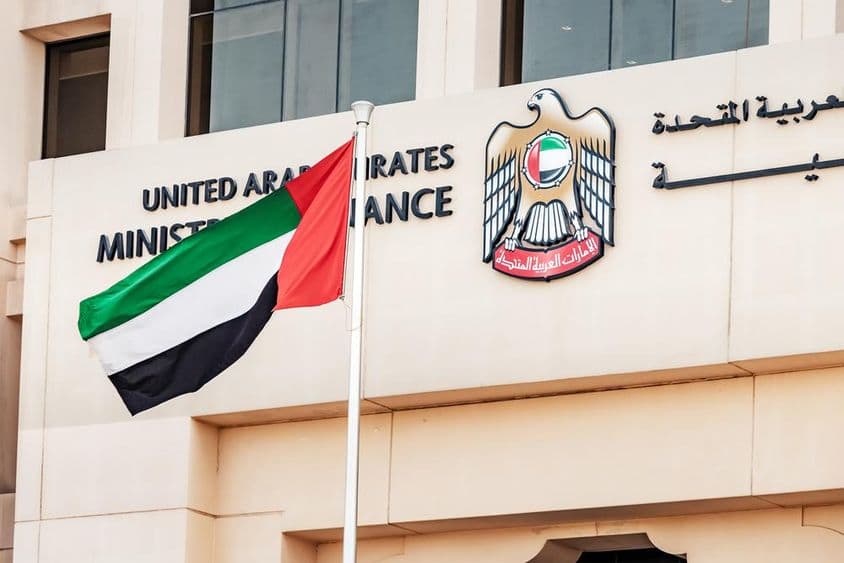 O emblema e a bandeira do Ministério das Finanças dos Emirados Árabes Unidos em Dubai.