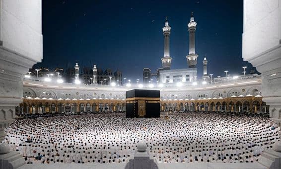 A Grande Mesquita em Meca, simbolizando o Ihram com a sagrada Kaaba em vestes brancas.