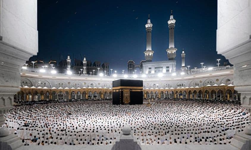 A Grande Mesquita em Meca, simbolizando o Ihram com a sagrada Kaaba em vestes brancas.