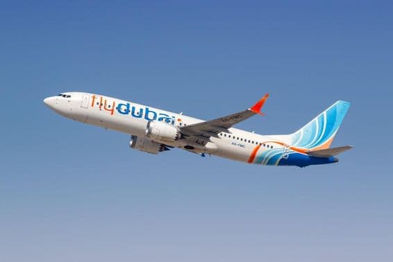 Aeronave FlyDubai Boeing 737 MAX 8 no ar.