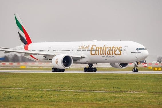 Emirates Boeing 777-31H taxiando na pista.