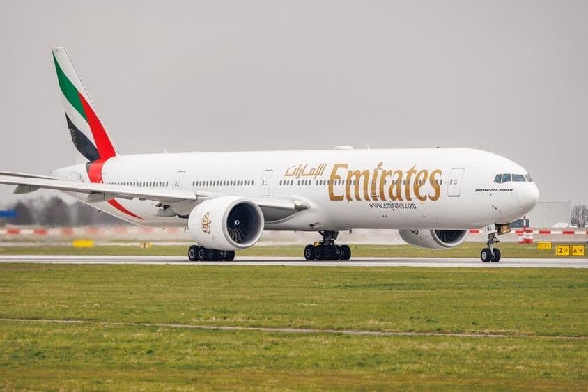 Emirates Boeing 777-31H taxiando na pista.