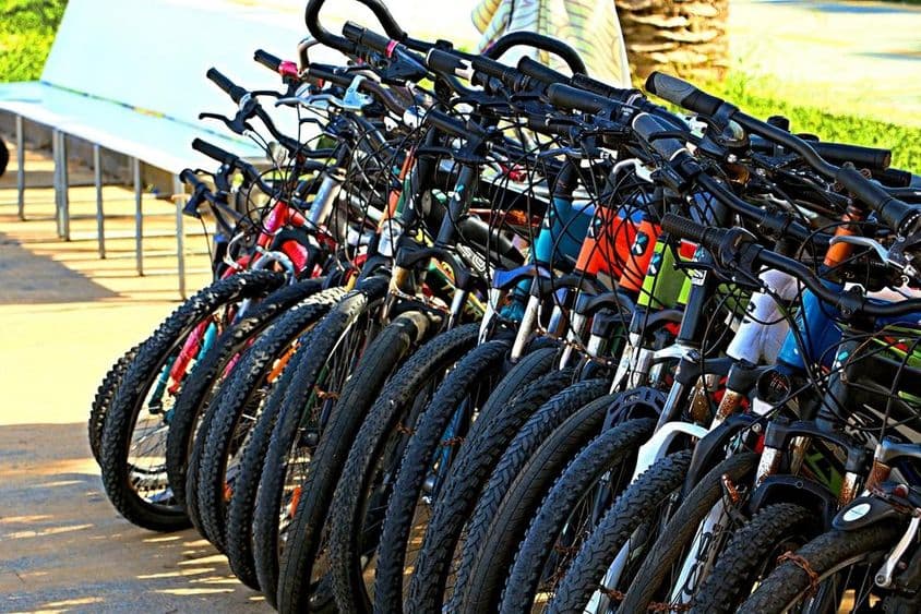 Bicicletas em uma área de estacionamento ao ar livre.