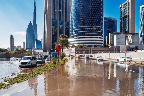 Chuva intensa e rua alagada em Dubai.