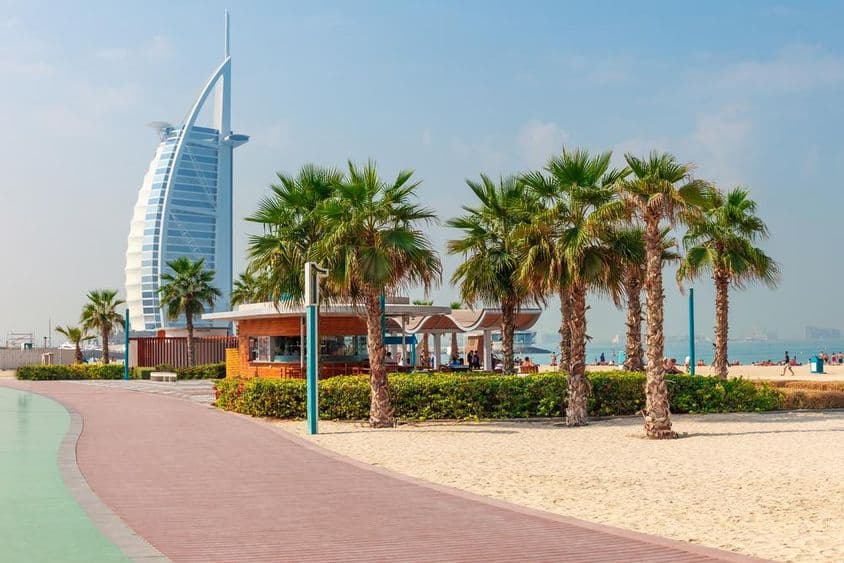 Praia bonita com palmeiras em Dubai.