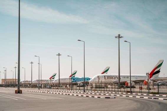 Aviões da Emirates no aeroporto.