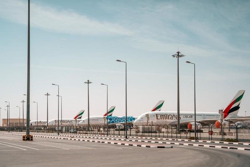 Aviões da Emirates no aeroporto.