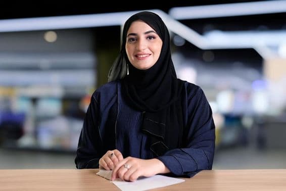 Cidadão árabe emirati em hijab abaya.