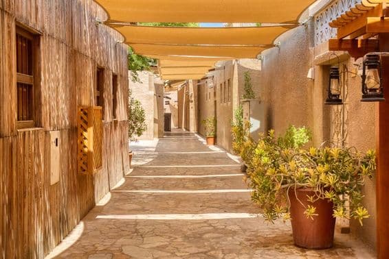 Bairro histórico de Al Fahidi em Dubai com ruas tradicionais árabes.
