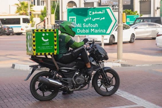 Entregador motorizado do serviço de entrega verde Careem.