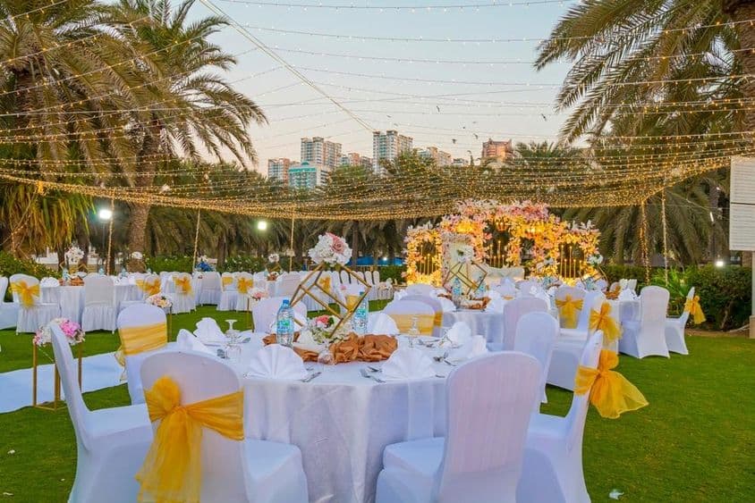 Decoração elegante de casamento em um jardim em Sharjah.