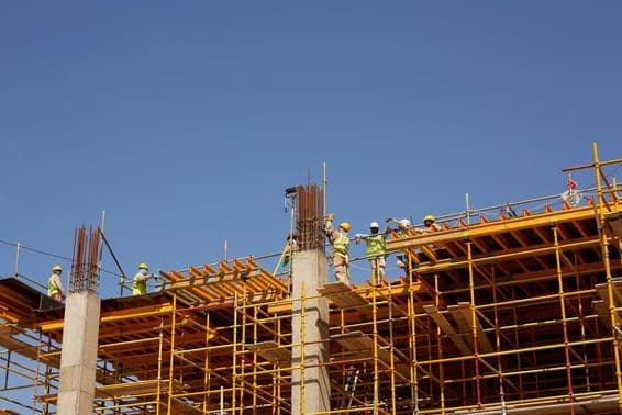 Abu Dhabi, trabalhadores da construção civil construindo arranha-céus.