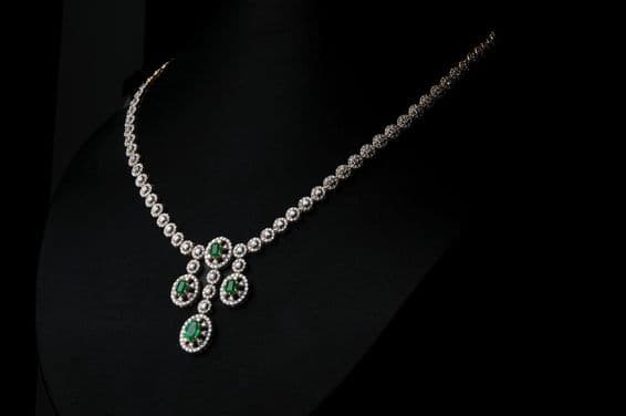Colar de diamantes com pedra preciosa esmeralda verde.