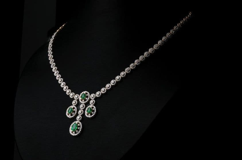 Colar de diamantes com pedra preciosa esmeralda verde.