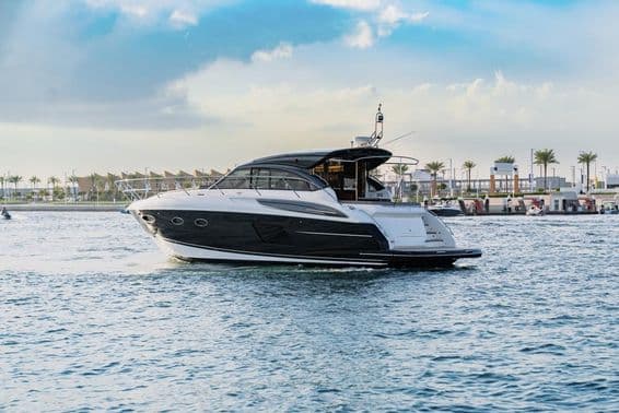 Um iate de luxo navega em Dubai perto do porto.