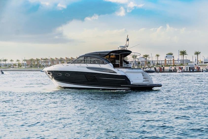 Um iate de luxo navega em Dubai perto do porto.