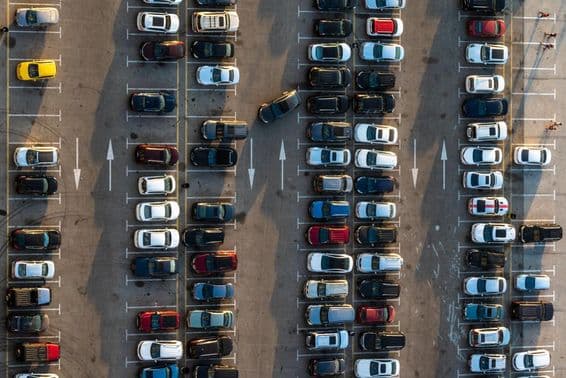 Estacionamento público em Dubai visto de cima.