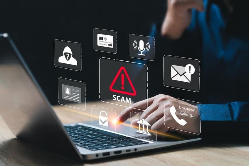 Empresário sendo enganado online para roubo de informação pessoal.