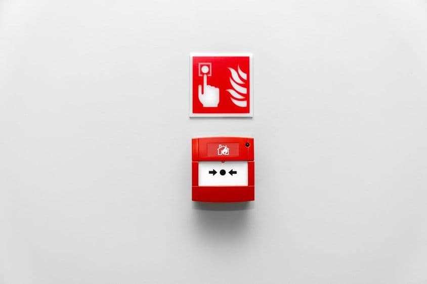 Botão de alarme de incêndio em um prédio, botão de alarme de incêndio vermelho na parede.